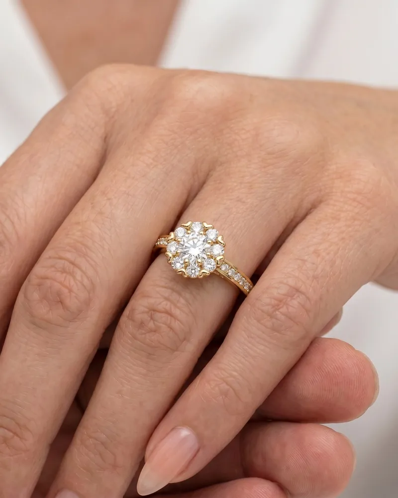 AI jewelry close-up: a gold ring with a floral diamond on a hand