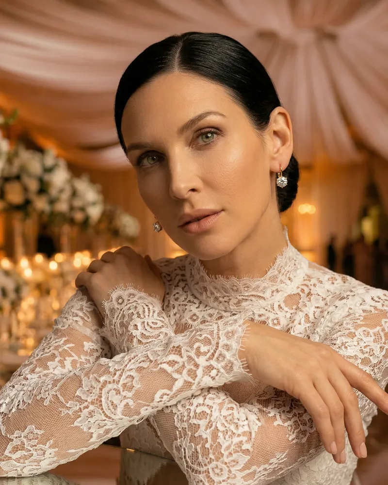 AI product photo: a model in lace with a pearl earring