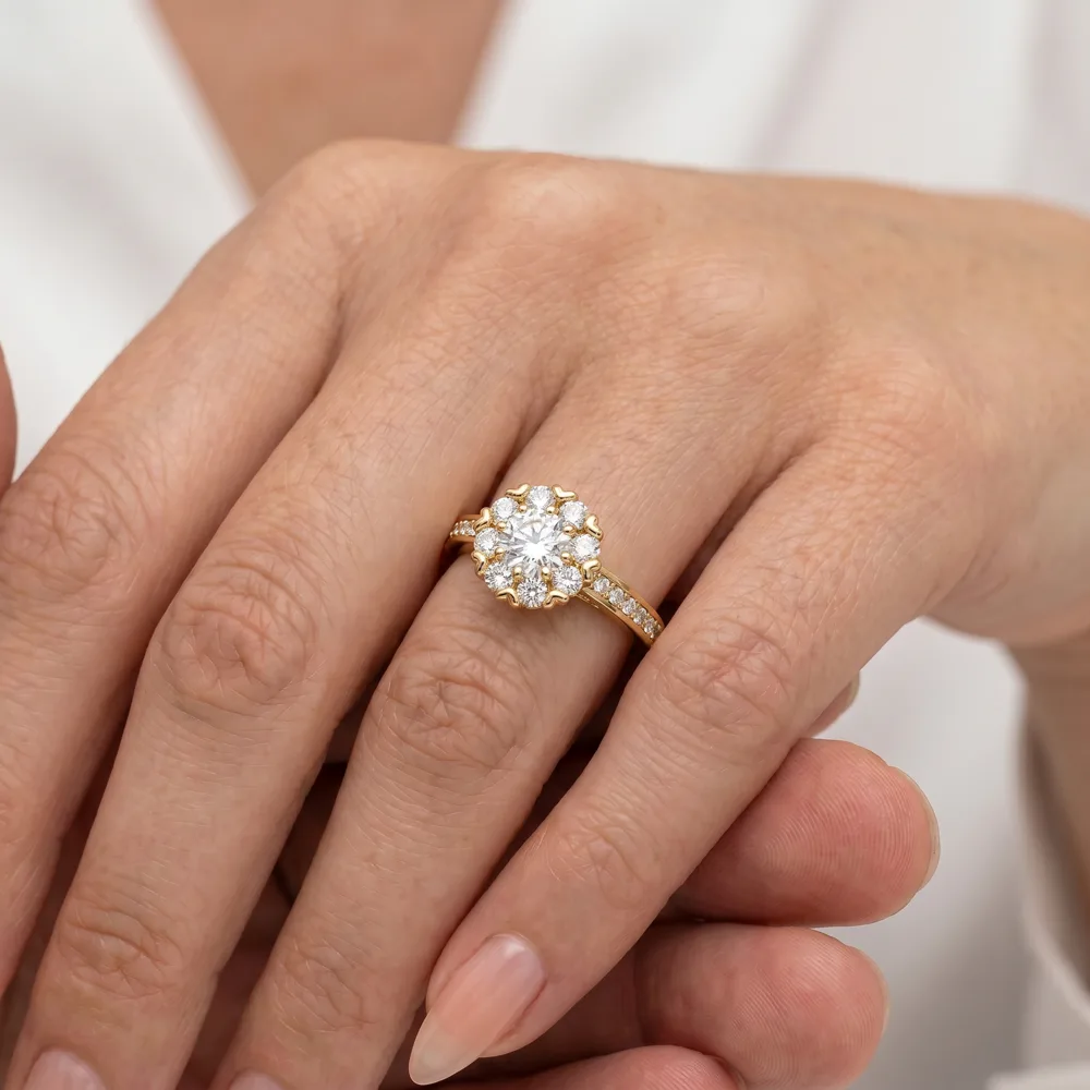 AI produktová fotografie: detail ruky s diamantovým prstenem