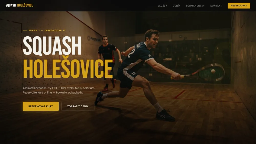 Úvodní obrazovka webu Squash Holešovice s hráčem v akci