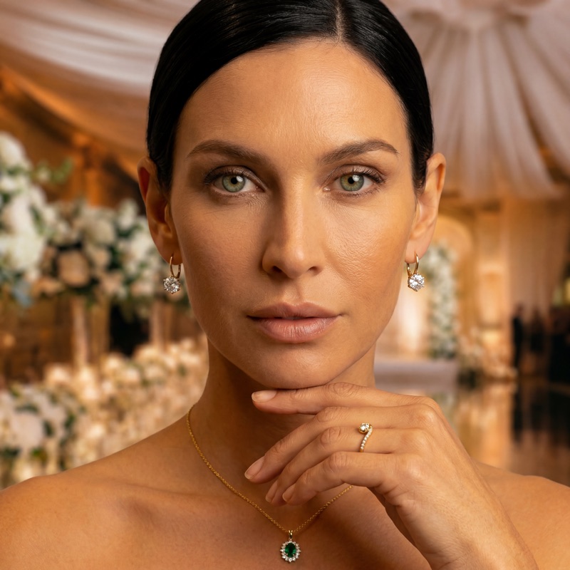 Modelka se šperkem 2